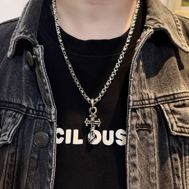 新款 专柜品质 Chrome Hearts克罗心经典复古十字花球项链 黑钻十字架吊坠 凹凸造型不同的花纹设计风格 呈现出与众不同 十字架 童军花是克罗心的志 所