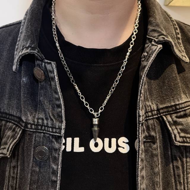 新款 专柜品质 Chrome Hearts克罗心经典复古项链 黑钻子弹吊坠 凹凸造型不同的花纹设计风格 呈现出与众不同 十字架 童军花是克罗心的志 所以更经久不