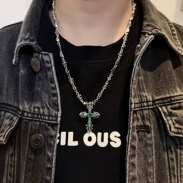 新款 专柜品质 Chrome Hearts克罗心经典复古绿钻童军花项链，绿钻十字架吊坠 凹凸造型不同的花纹设计风格 呈现出与众不同 十字架 童军花是克罗心的志