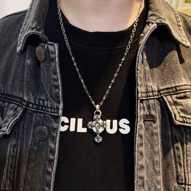 新款 专柜品质 Chrome Hearts克罗心经典复古项链 火焰十字架吊坠 凹凸造型不同的花纹设计风格 呈现出与众不同 十字架 童军花是克罗心的志 所以更经久