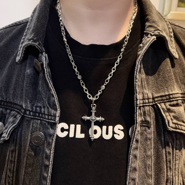 新款 专柜品质 Chrome Hearts克罗心复古十字花球项链 十字架吊坠 凹凸造型不同的花纹设计风格 呈现出与众不同 十字架 童军花是克罗心的志 所以更经久