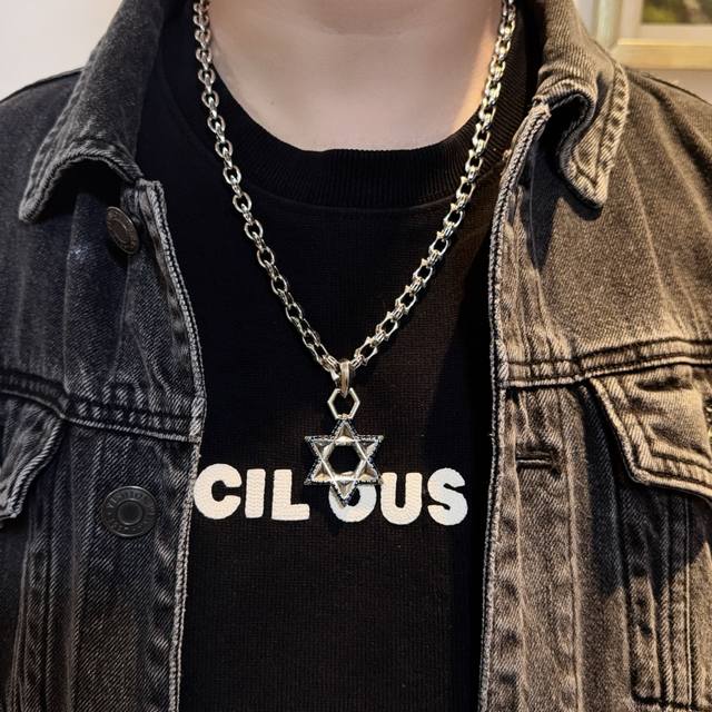 新款 专柜品质 Chrome Hearts克罗复古十字架项链 蓝钻六芒星吊坠 凹凸造型不同的花纹设计风格 呈现出与众不同 十字架 童军花是克罗心的志 所以更经久