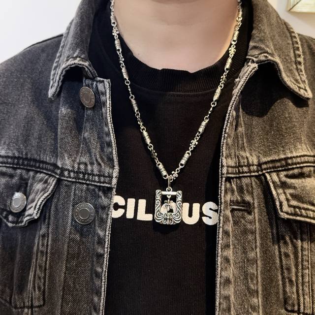 新款 专柜品质 Chrome Hearts克罗心经典复古十字架项链 方牌童军花吊坠 凹凸造型不同的花纹设计风格 呈现出与众不同 十字架 童军花是克罗心的志 所以