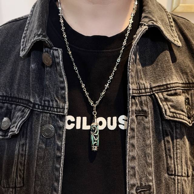 新款 专柜品质 Chrome Hearts克罗心经典复古绿钻十字花项链 绿钻藤花灯笼吊坠 凹凸造型不同的花纹设计风格 呈现出与众不同 十字架 童军花是克罗心的志