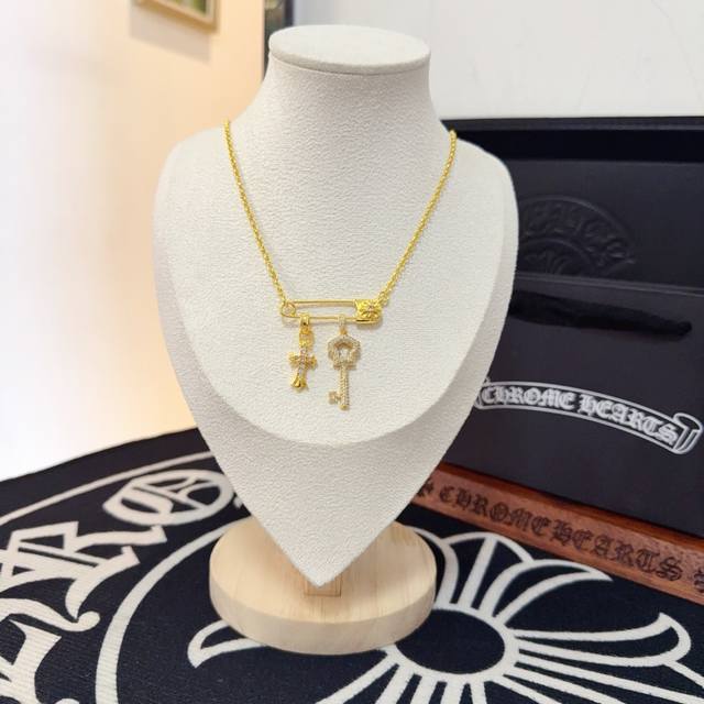 新款 专柜品质 Chrome Hearts克罗心黄金色别针项链 哨子吊坠 凹凸造型不同的花纹设计风格 呈现出与众不同 十字架 童军花是克罗心的志 所以更经久不衰
