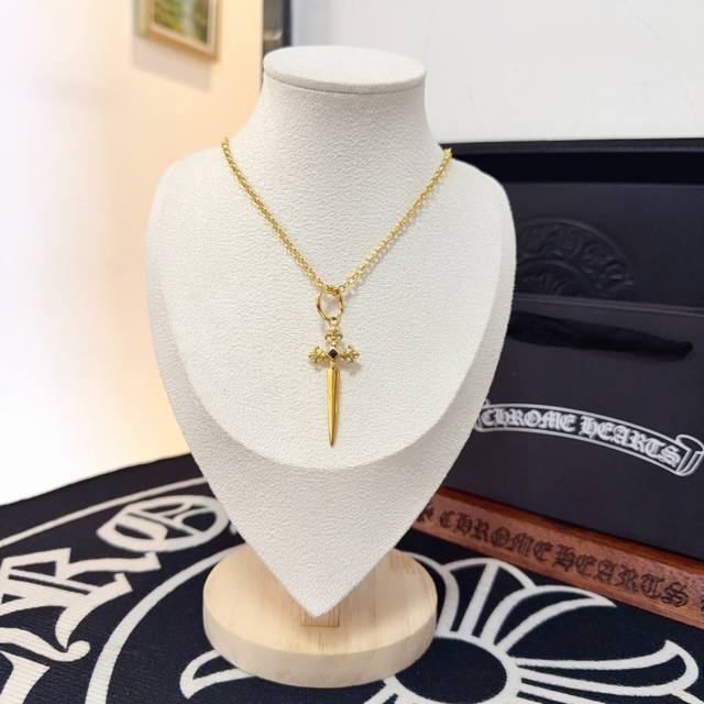 新款 专柜品质 Chrome Hearts克罗心黄金色十字架项链 凹凸造型不同的花纹设计风格 呈现出与众不同 十字架 童军花是克罗心的志 所以更经久不衰 正品打