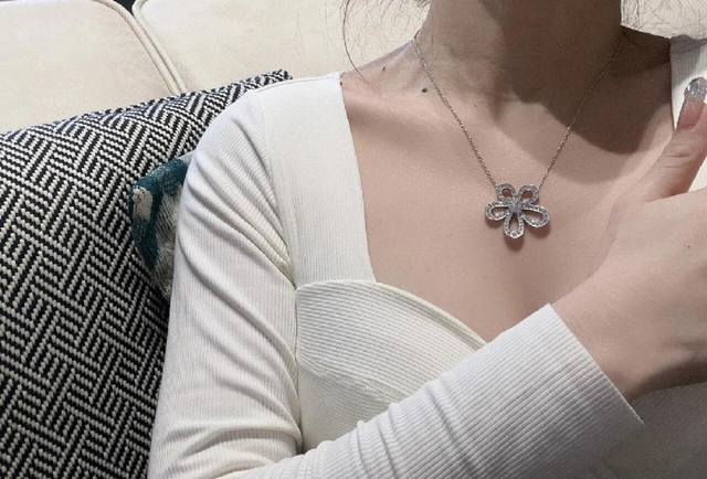 V金材质Vca白金色大花项链 DDD
