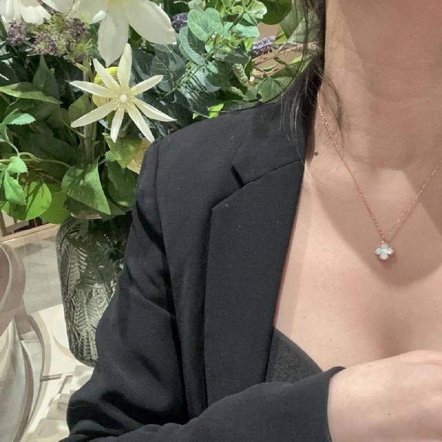 V金材质Vca玫瑰金迷你Mini白贝母单花项链 DDD