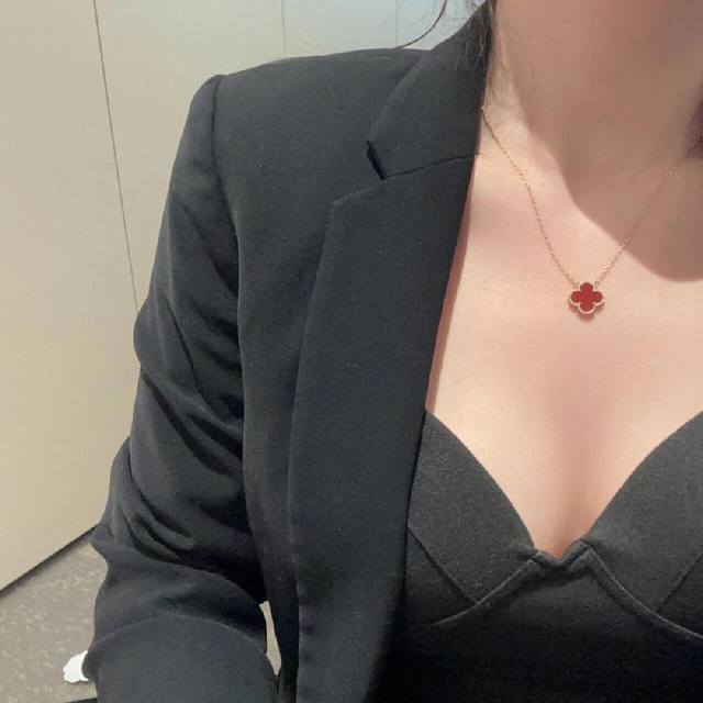 V金材质Vca玫瑰金单花红玉髓四叶草项链 DDD