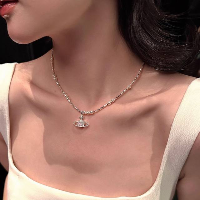 紫色珍珠项链西太后 Viviennewestwood 什么是快乐星球，来，这就是快乐星球！重磅推荐，闭眼入准没错！纯粹王冠球是经典的象征，闪耀土星环勾勒未来波光