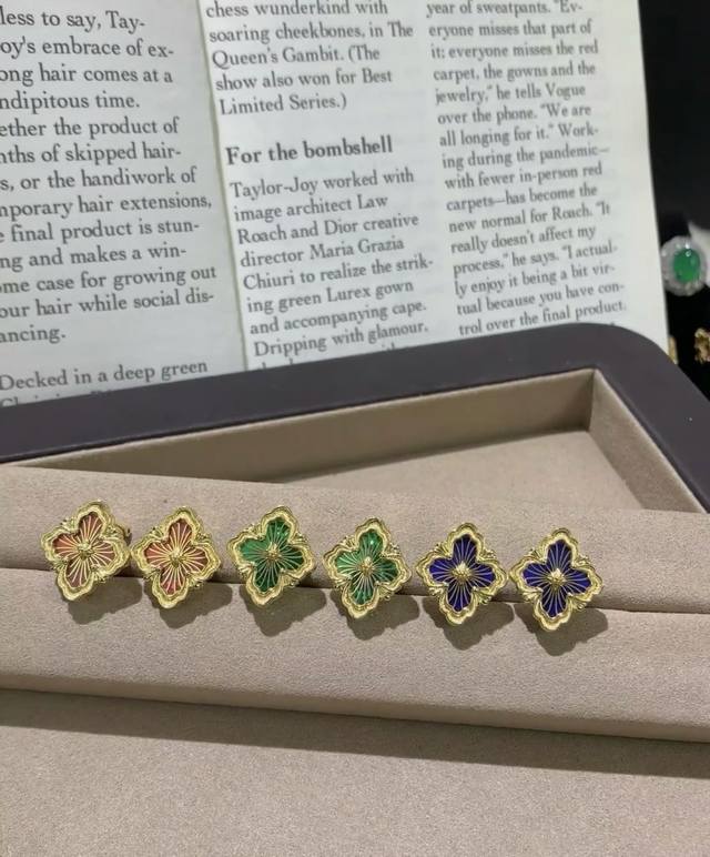 V金材质咪金精工布契拉剧院无钻耳环 DDD