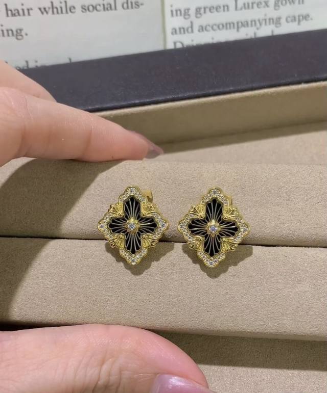 V金材质咪金精工布契拉剧院带钻耳环 DDD