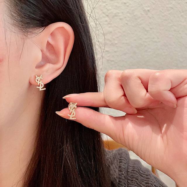 新款 Ysl圣罗兰耳钉 美丽永远敌不过经典 黄金时期的香奈就是最经典．也是最有味道的 女人独立优雅魅力知性复古奢华不繁复 Ysl经典百搭 简约不简单！925银针