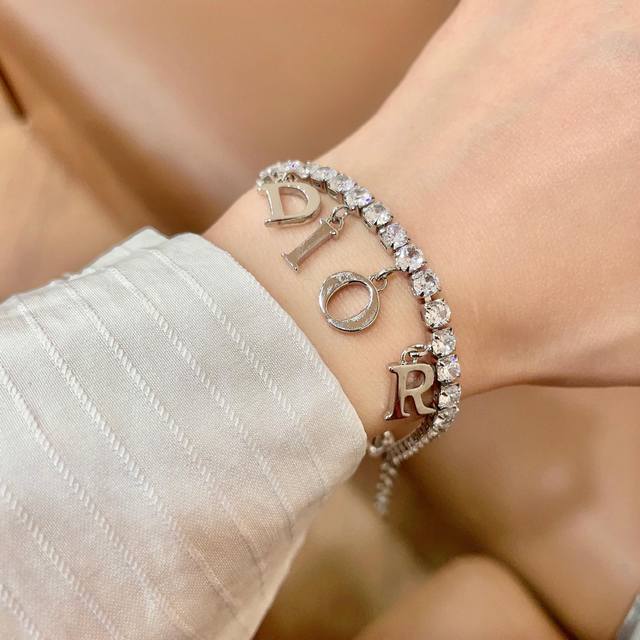 Dior 迪奥 中古 手链 专柜一致上新 精选原版一致 黄铜材质 甜美气质高雅. DDD