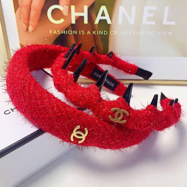 Chanel小香 DDD Chanel发箍 DDD 新年红钛钢Logo轻奢风发箍气质百搭小仙女必入单品名媛风十足～宝藏款 闭眼入推荐款 单个 DDD