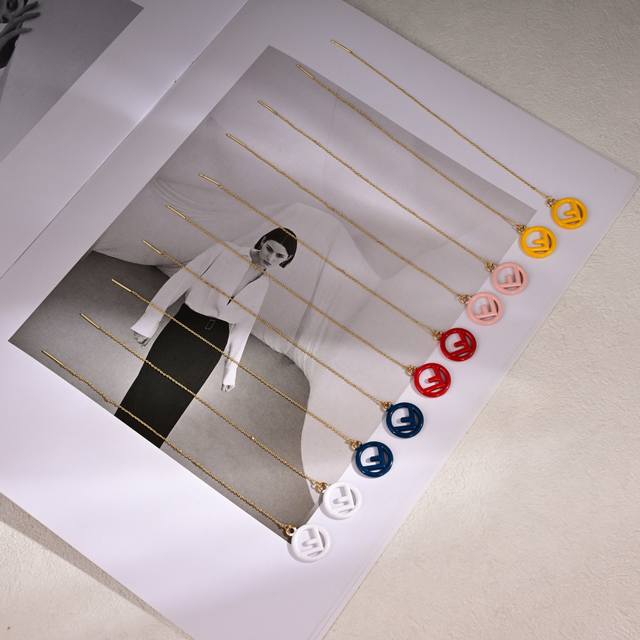 Fendi 芬迪 Logo耳坠 高端定制 爆款新款 简单大方 华丽登场 ，很难见到如此熟悉 素雅的耳钉，精致 非常适合日常搭配，宝宝们，这个绝对值得入 DDD