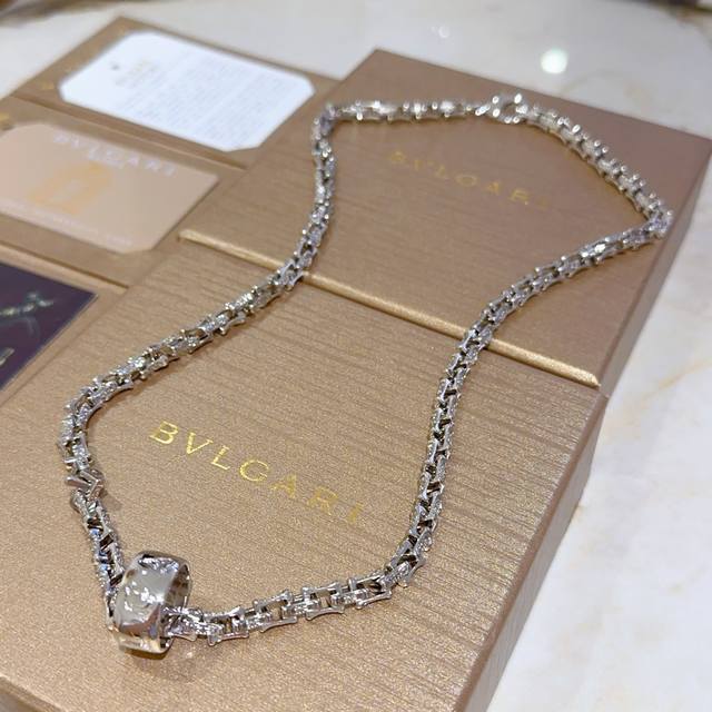 宝格丽项链V金材质。Bvlgari宝格丽 Divas‘ Dream 戒环系列 品相完美，细节无敌，那种独特的色泽完全无可挑剔，再缀以经典指环外形设计，简约之余却