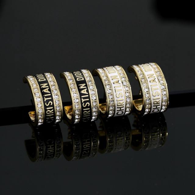 迪奥一线大牌都爱的Jadior 迪奥 新品耳环硬朗的金属线条满是中性调调街头朋克味道、复古金属质感逆袭版Dior字母潮范儿抢风头 完全胜任现代年轻人街拍、度假时