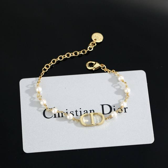 迪奥Cd珍珠手链 简单的设计又不失时尚感，珍珠的优雅与金属质感的完美碰撞，将大牌范儿体现的淋漓尽致。手链 DDD