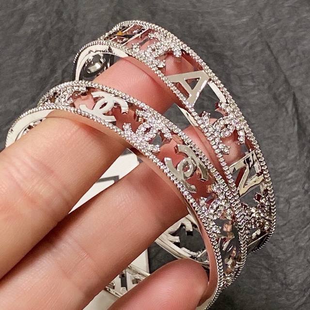 DDD 小红书推荐爆款小香 新款C字母镂空手镯银色香奈儿Chanel高品质微镶钻手镯超重工Bling Bling，颜色搭配得非常好高级感 女神气质高端 精钢材质