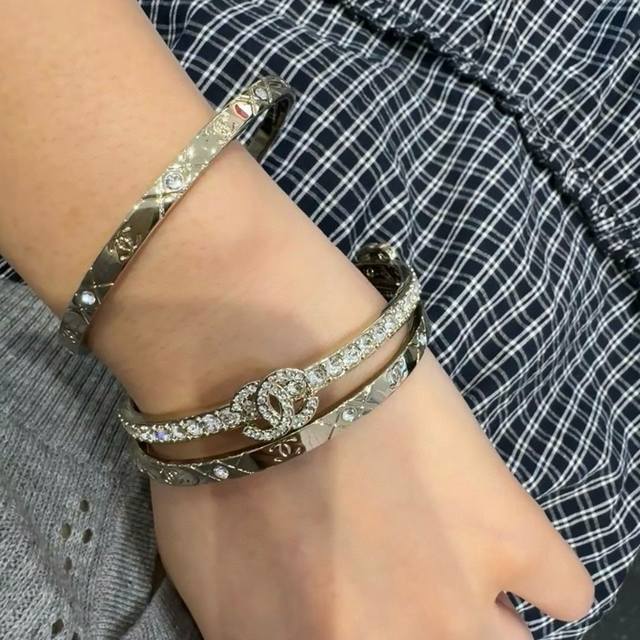 DDD 小红书推荐爆款小香新款雕刻C字母镶钻、满钻三件套手镯香奈儿Chanel高品质进口黄铜材质手镯超重工Bling Bling，颜色搭配得非常好高级感 女神气