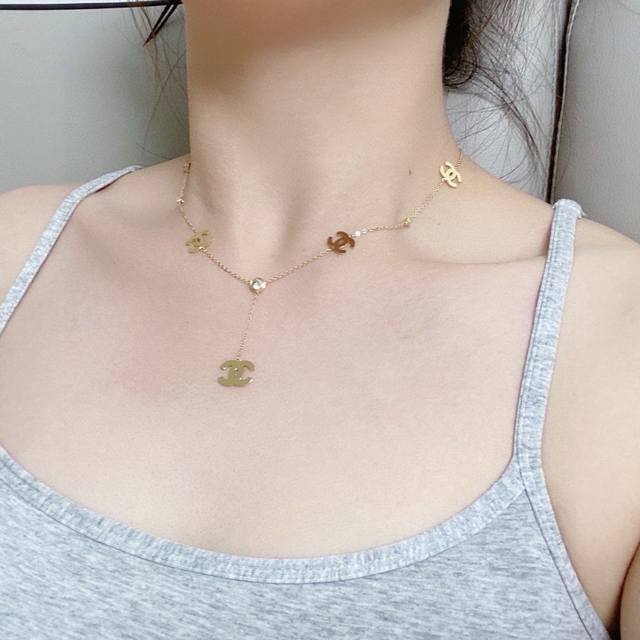 DDD 香奈儿Chanel最新款项链超个性，精钢保色特别特别赞，整体细节非常令人惊喜，设计感十足，不仅带出个人自信及品味，款式典雅而时尚，突显法式高雅气息，加上