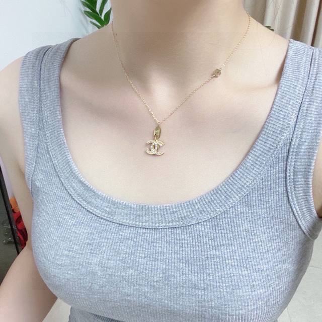 DDD 香奈儿Chanel最新款精钢保色细项链超个性，百搭款特别特别赞，整体细节非常令人惊喜，设计感十足，不仅带出个人自信及品味，款式典雅而时尚，突显法式高雅气
