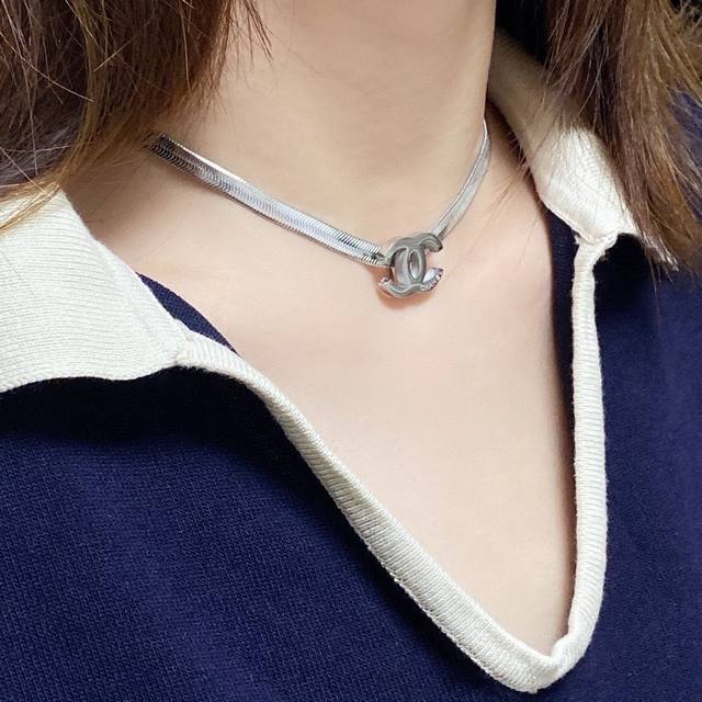 DDD 小香风Chanel非常火小红书推荐款小众设计项链Ins风系列优雅与颠覆精神并存，敏感捕捉到漫步纽约的时尚女性的精髓与能量。前卫的链环设计与精美的项链对比