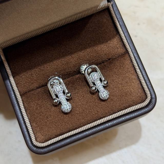 A7217 复古朋克金属风 大牌联名款 时尚 个性 关节 锁头扣 耳钉 大牌元素 精选款 带来时髦 以菱角分明的矛形设计为中心 方方面面都很到位 整体设计简约、