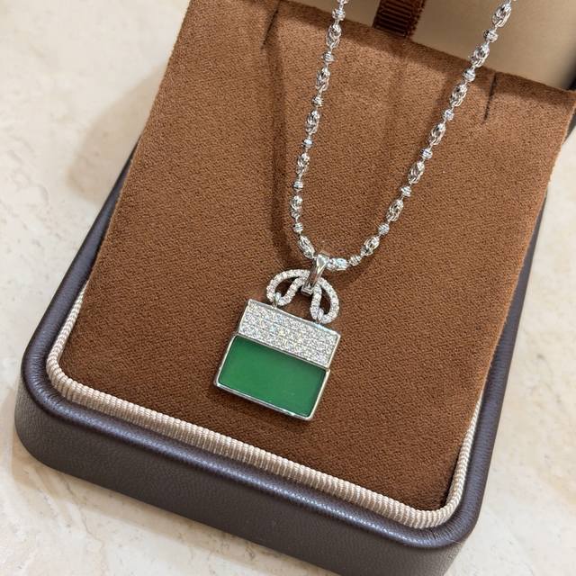 A7205 独立设计师火爆新款 玉髓无事牌 包包 帝王绿玉髓 项链 高端定制 顶级925纯银镀咪金 自购K金开模，老师傅K金工艺 好别致！足足11G重 实心包包