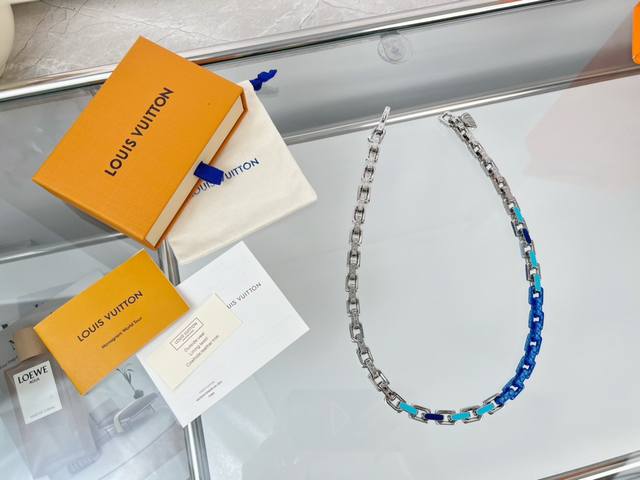 Lv 草间弥生系列 DDD Lv X Yk Paradise Chain 项链解读路易威登 X 草间弥生合作系列的南瓜意象。矩形金属链环镂刻 Monogram