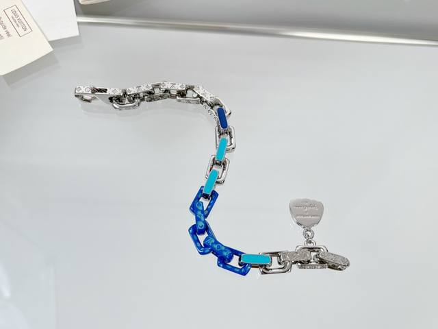Lv 草间弥生系列 DDD Lv X Yk Paradise Chain 手链为矩形金属链环镂刻 Monogram 图案，再以高科技升华工艺在珐琅表面描绘草间弥