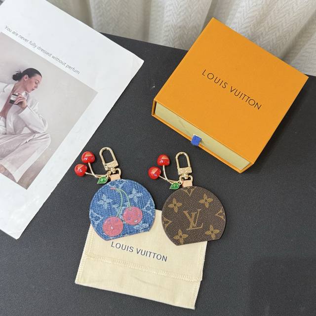新品 M02830 DDD Louis Vuitton 路易威登Lv X Tm Cerise Lv Mini Mirror 樱桃化妆镜子包饰钥匙扣挂件 DDD