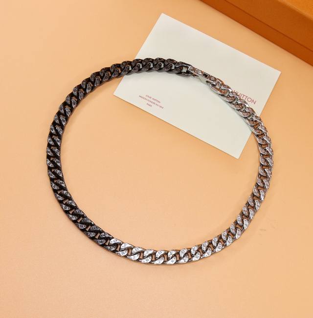 Lv Chain Links 古巴项链 DDD 材质：钢 DDD 此款 Lv Chain Links 项链工致镂刻袖珍 Monogram 图案，样式精巧，呈现两