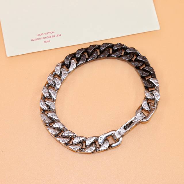 Lv Chain Links 古巴手链 DDD 此款 Lv Chain Links 手链工致镂刻袖珍 Monogram 图案，样式精巧，呈现两种摩登饰面，链条处