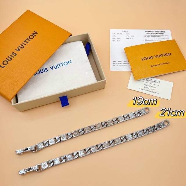 Lv 铭牌拼接手链 DDD 尺寸：19Cm 21Cm 可供选择 DDD Monogram Tied Up M0921M 手链将抛光金属锻造为相互连结的铭牌，在两