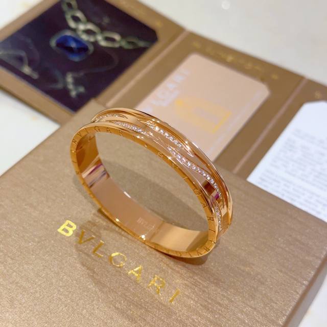 宝格丽手镯Serpenti Viper系列手镯，宝格丽手环V金材质 完美精心打磨，与金属边完美契合！充满诱惑和迷人的感性，璀璨奢华，呈现出中无与伦比的美感与力量