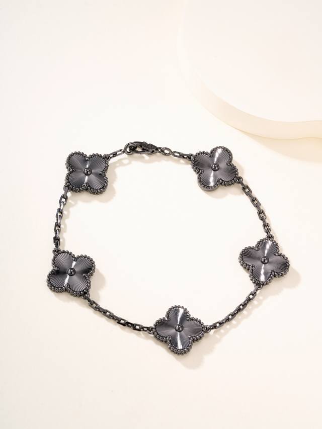 P价 DDD 黑金镭射五花手链 腕间的奢华低语，终于把梵克雅宝黑金镭射五花手链收入囊中，来给姐妹们分享一下佩戴心得。独特设计，吸睛无数。 DDD 它的设计真的太