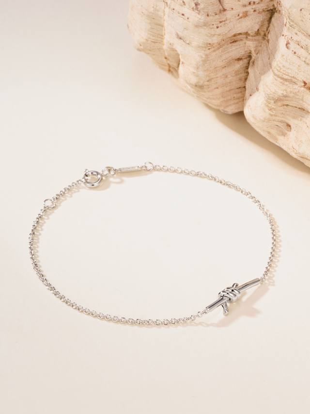 P价 DDD Knot绳结手链作为我的情绪解药，首先要说的是这款真的很秀气，更适合手臂细巧的姐妹，绳结设计没得说，起码长在我的审美点上，单戴简约 ，叠戴个性 很