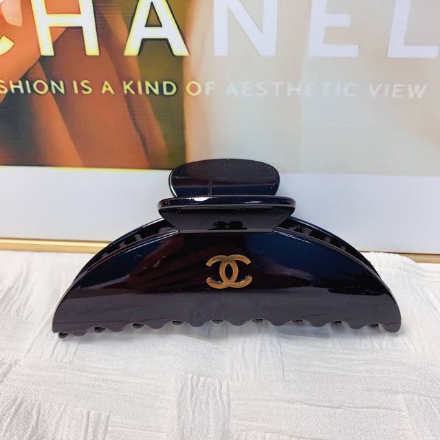 Chanel小香 DDD Chanel发夹 DDD 简约钛钢Logo抓夹气质百搭日常精致小单品 小仙女必入单品 宝藏款 闭眼入推荐款 单个 配发箍盒 DDD