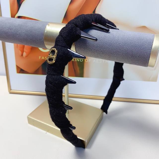 Dior迪奥 DDD Dior发箍 DDD 牙齿防滑简约轻奢风发箍气质百搭小仙女必入单品名媛风十足～宝藏款 闭眼入推荐款 单个 DDD