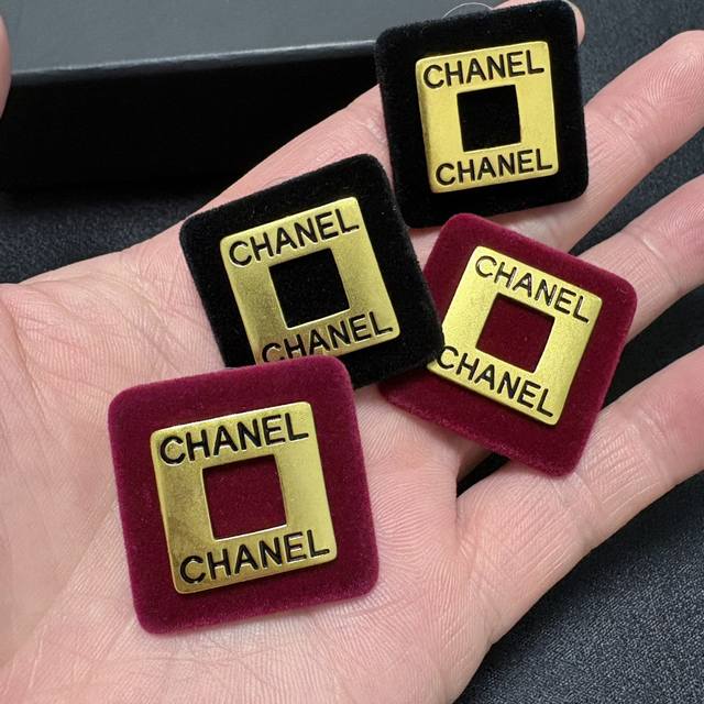 DDD 香奈儿 中古款 字母双C高版本毛绒秋冬款丝绒黑色、红色耳钉 美丽永远敌不过经典 黄金时期的香奈就是最经典．也是最有味道的 女人独立优雅魅力知性中古 奢华