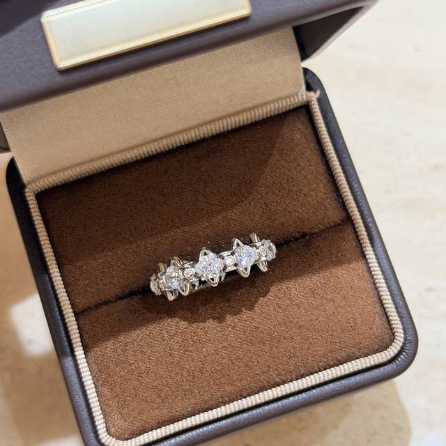 A7216 火爆 大牌 西太后Vivienne土星 新款 满天星 排钻 戒指 女人必备单品List里，怎么少得了精致的首饰？首饰是整体搭配效果的重点，是提升品味