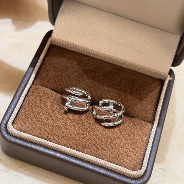 A7238 卡家 Juste Un Clou系列 新款 三层 钉子光面 耳夹 没耳洞的福利 高端定制 精工打造德国进口S925纯银材质电镀厚金 铂金色 纯银耳夹