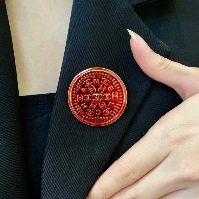 香奈儿字母双C胸针 DDD