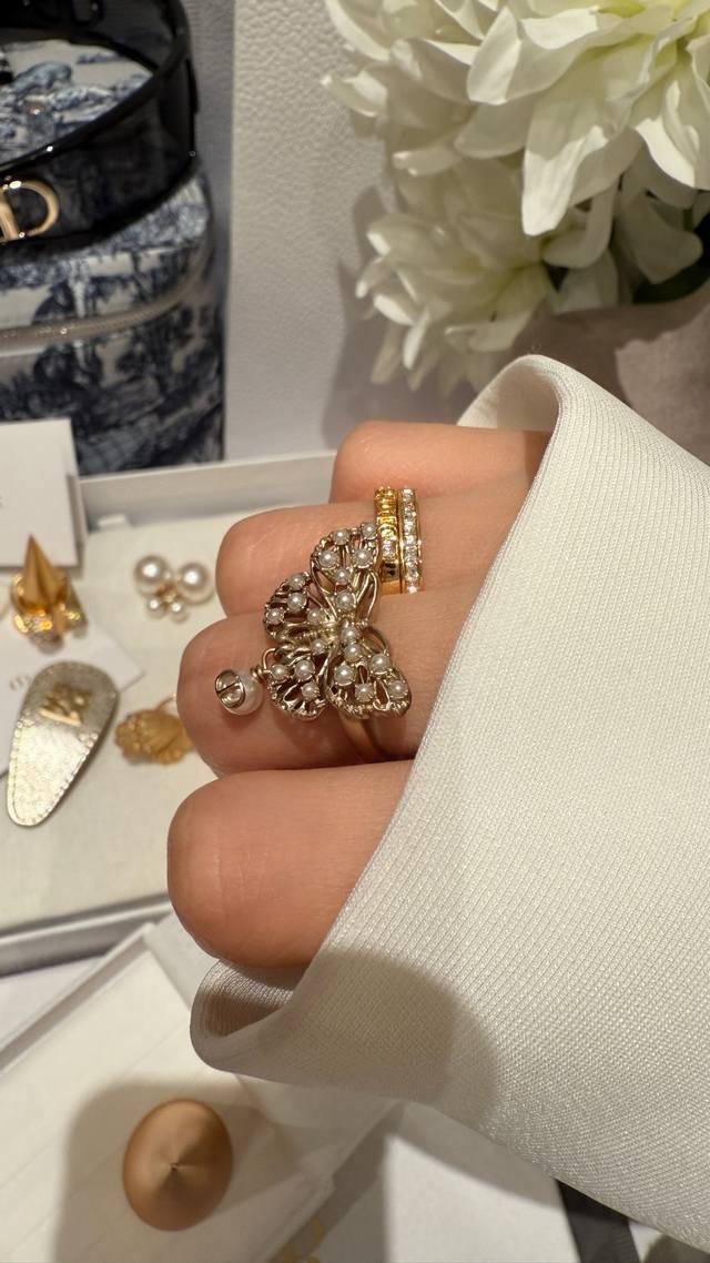 春夏 浅金色镂空珍珠Cd字母蝴蝶戒指 DDD 镂空蝴蝶上面点缀小米珠 X 悬挂单颗珍珠Cd吊坠 整体设计仙气飘飘 DDD 戴上温柔招财又十分显气质 是早春的气息