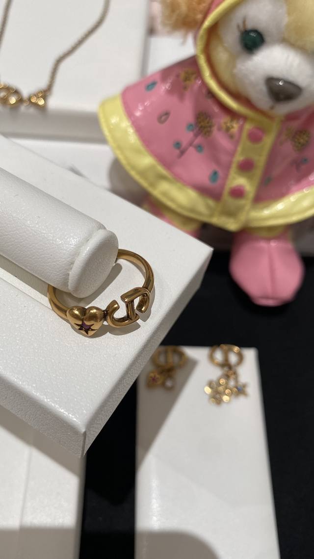 热卖款推荐 DDD 迪奥 复古桃心粉水晶Cd戒指 DDD 精致高级 DDD 名媛气质感满满 DDD 喜欢的姐妹不要错过 DDD