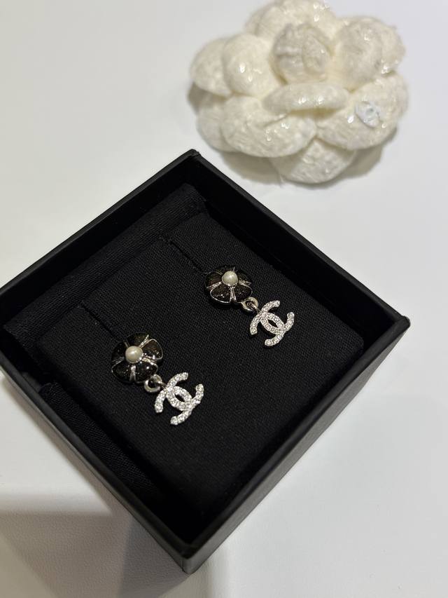 26C早春新款黑色珐琅山茶花银色双C耳钉 DDD 黑色珐琅山茶花带着细闪 DDD 搭配经典满钻双C太精致啦 贵气优雅 DDD 春天的气息扑面而来 美得毫不费力