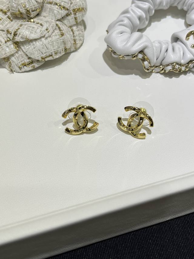 今日到货耳钉 基础款 DDD 25K新款金色扭纹双C耳钉 DDD 金属麻花Cc耳钉抛光太完美了 DDD 色泽也漂亮金灿灿的很富贵 DDD 尺寸太优秀了非常适合日