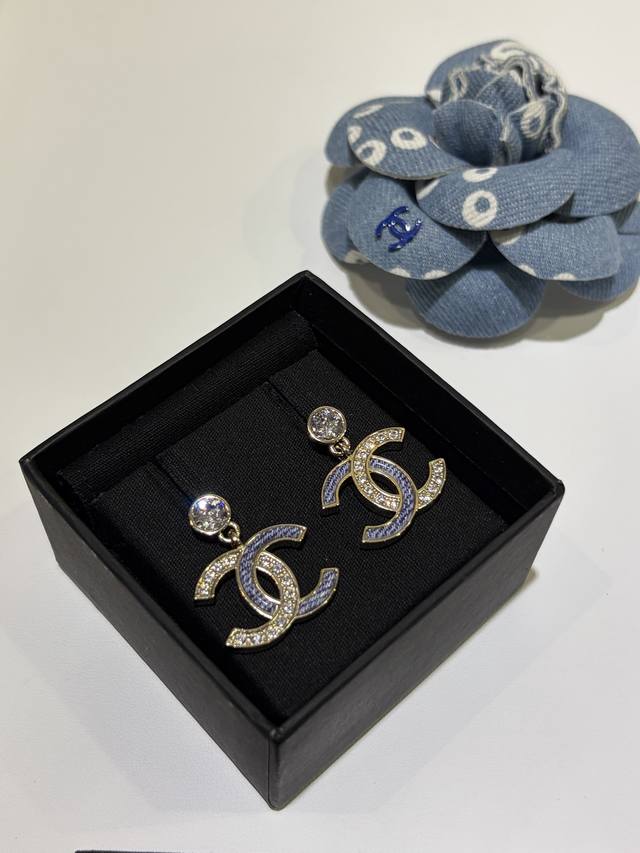 今日到货购入Yb DDD * 26C新款丹宁牛仔珐琅拼接水钻双C耳钉 DDD 丹宁牛仔蓝色珐琅拼钻设计经典Cc DDD 整个色调设计高级又酷酷的 DDD 日常佩